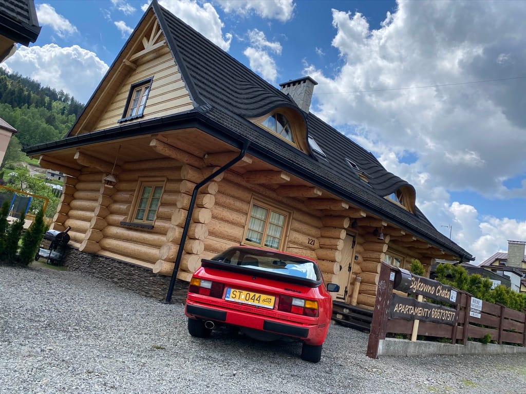 Sykowne auto przed Sykowną Chatą :)
