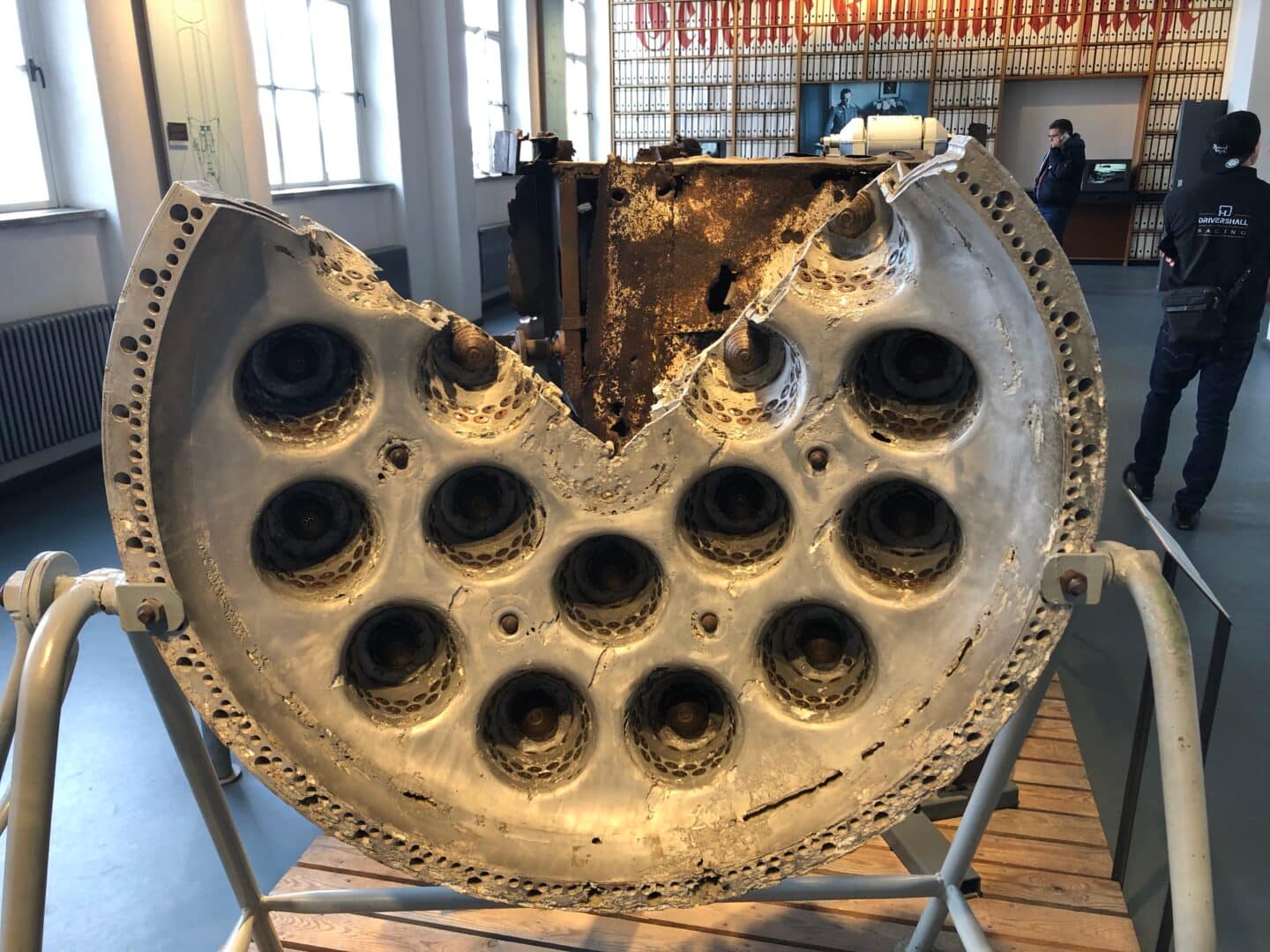 Muzeum dosyć lakonicznie wspomina o zbrodniach nazistów. Raczej skupia się na podboju kosmosu.