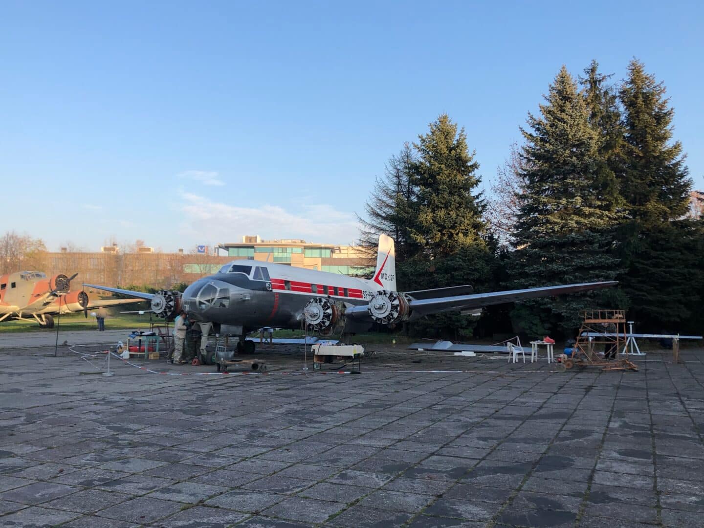 Remont samolotu zanim zostanie eksponatem.