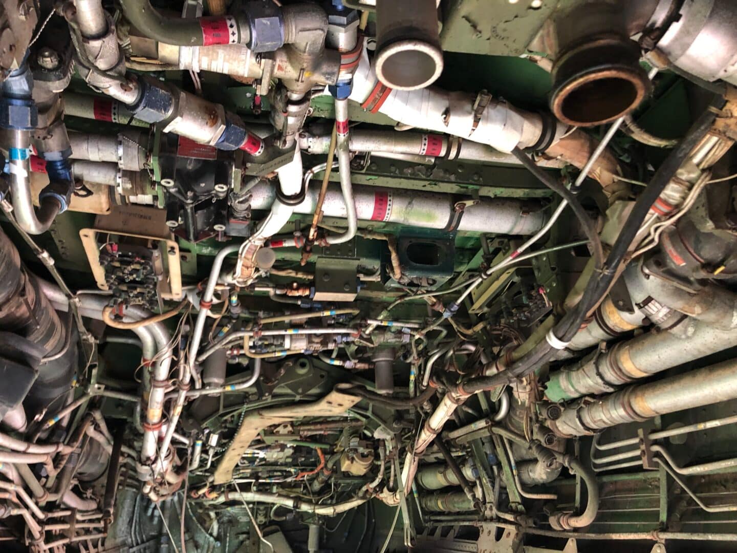 Hydraulika myśliwca widziana od środka.