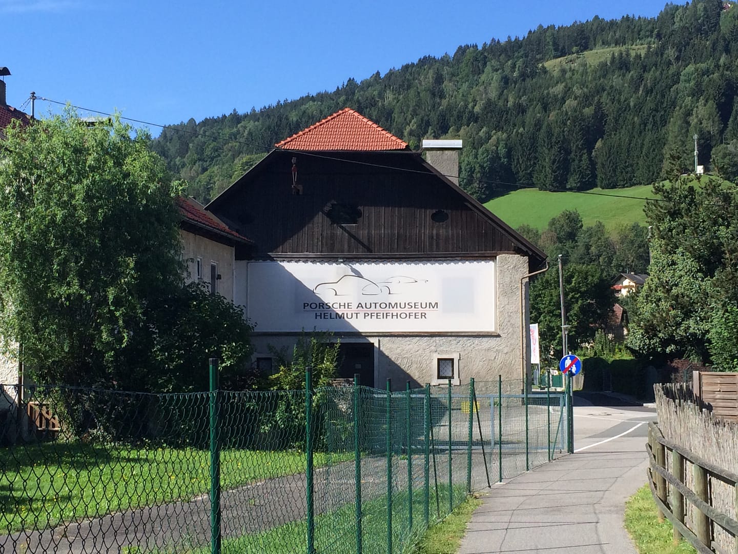 Tu teraz jest prywatne muzeum, a wcześniej była tu pierwsza manufaktura Porsche.