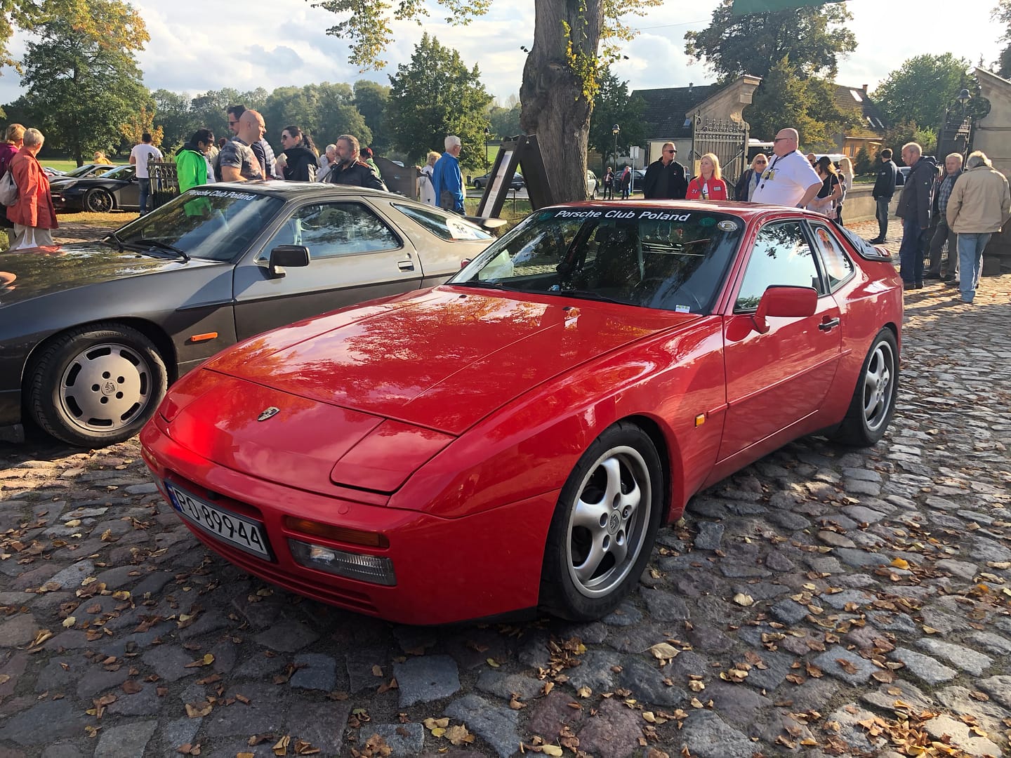 Polskie Porsche opanowały niemieckie parkingi.