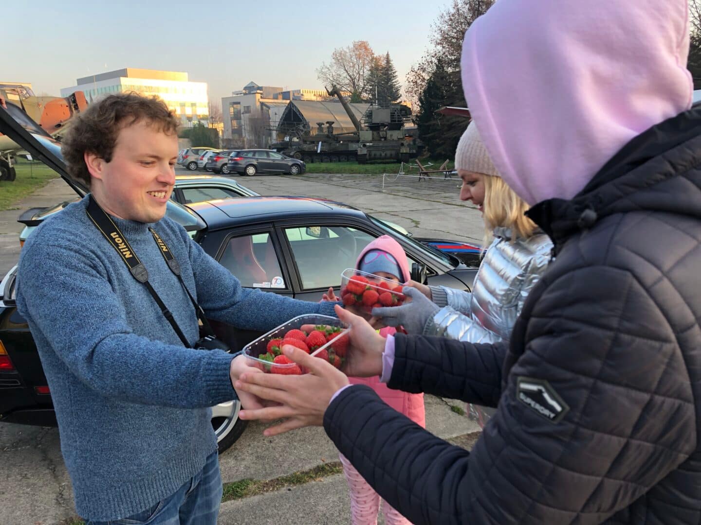 Simprez wręcza truskawki.