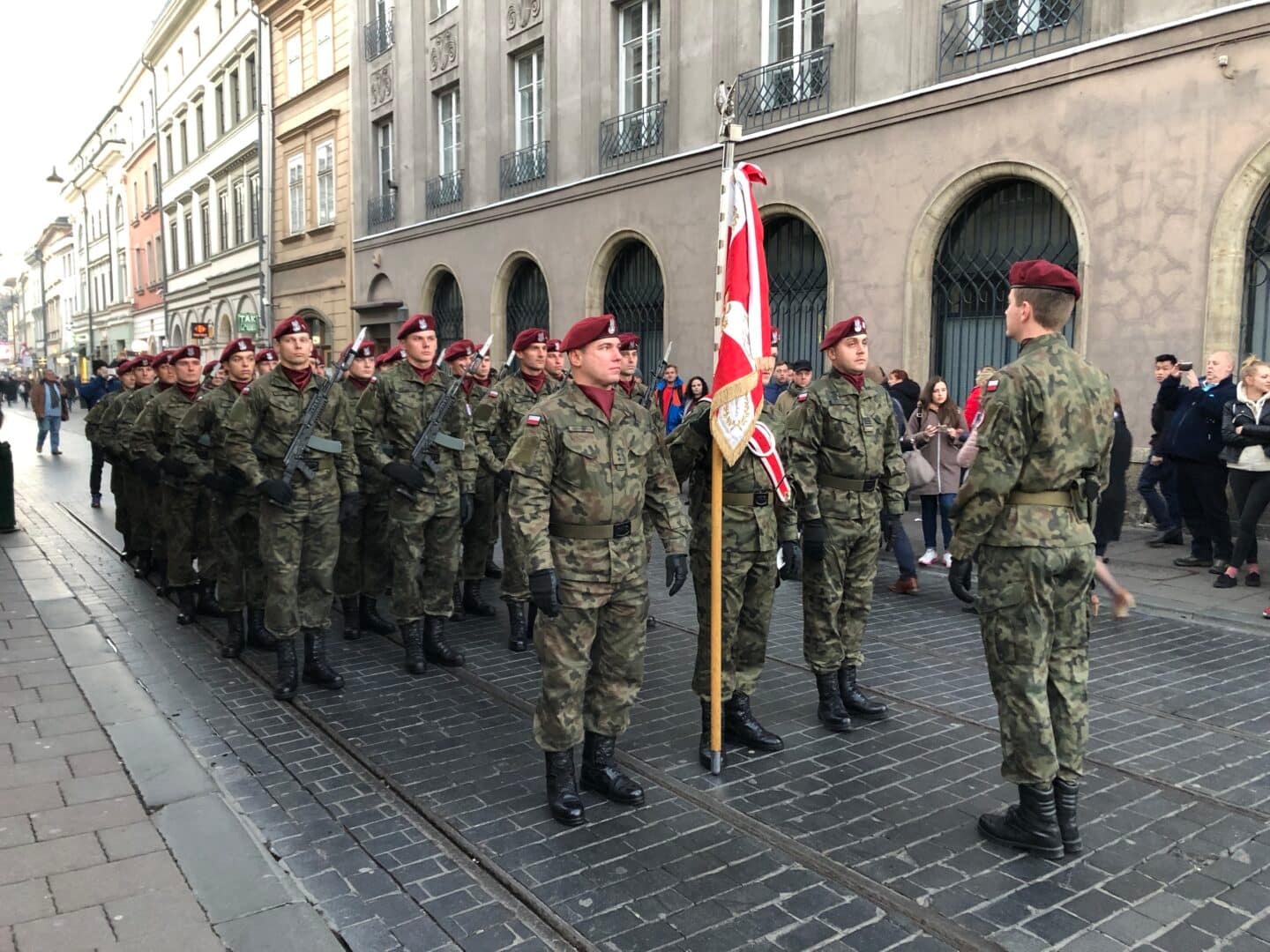 Kompania wojska szykuje się do wymarszu.