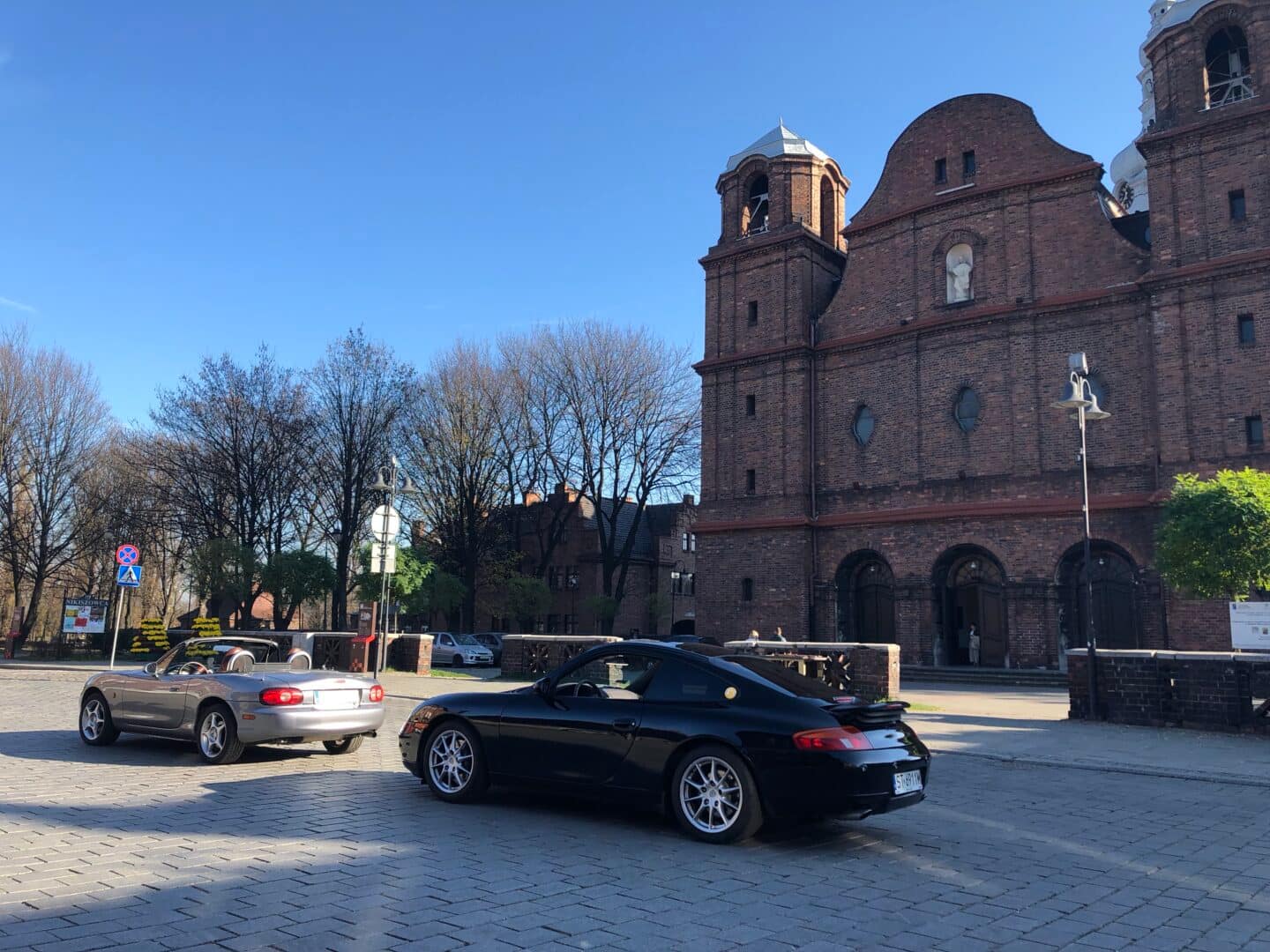 Przed kościołem Św. Anny na Nikiszowcu.