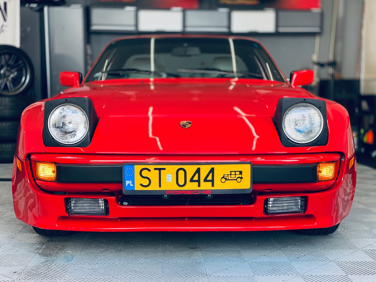 Herb Porsche już na swoim miejscu.