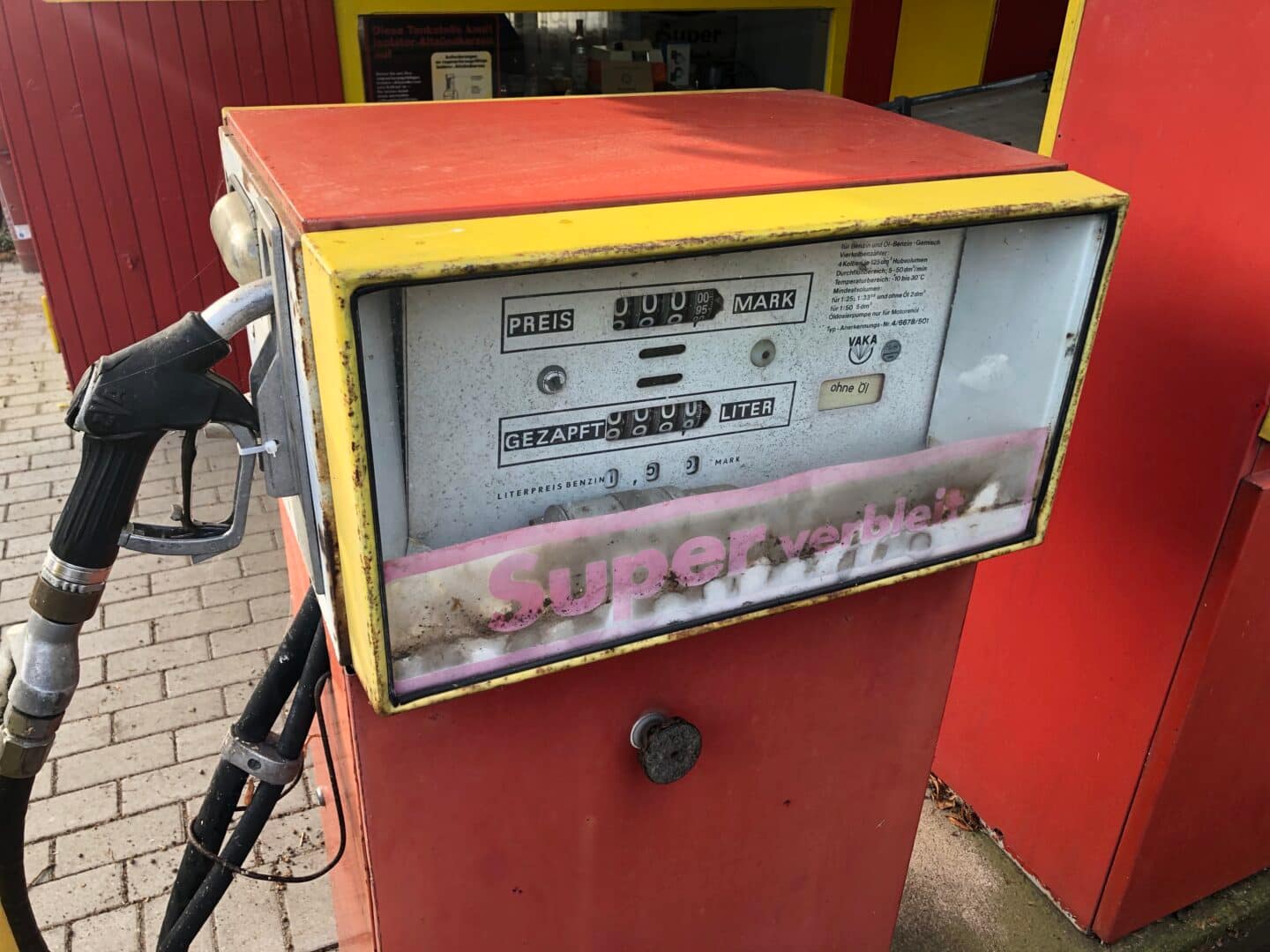 Kiedyś za żółtą i niebieską kupioną z takiego dystrybutora płaciło się Markami.