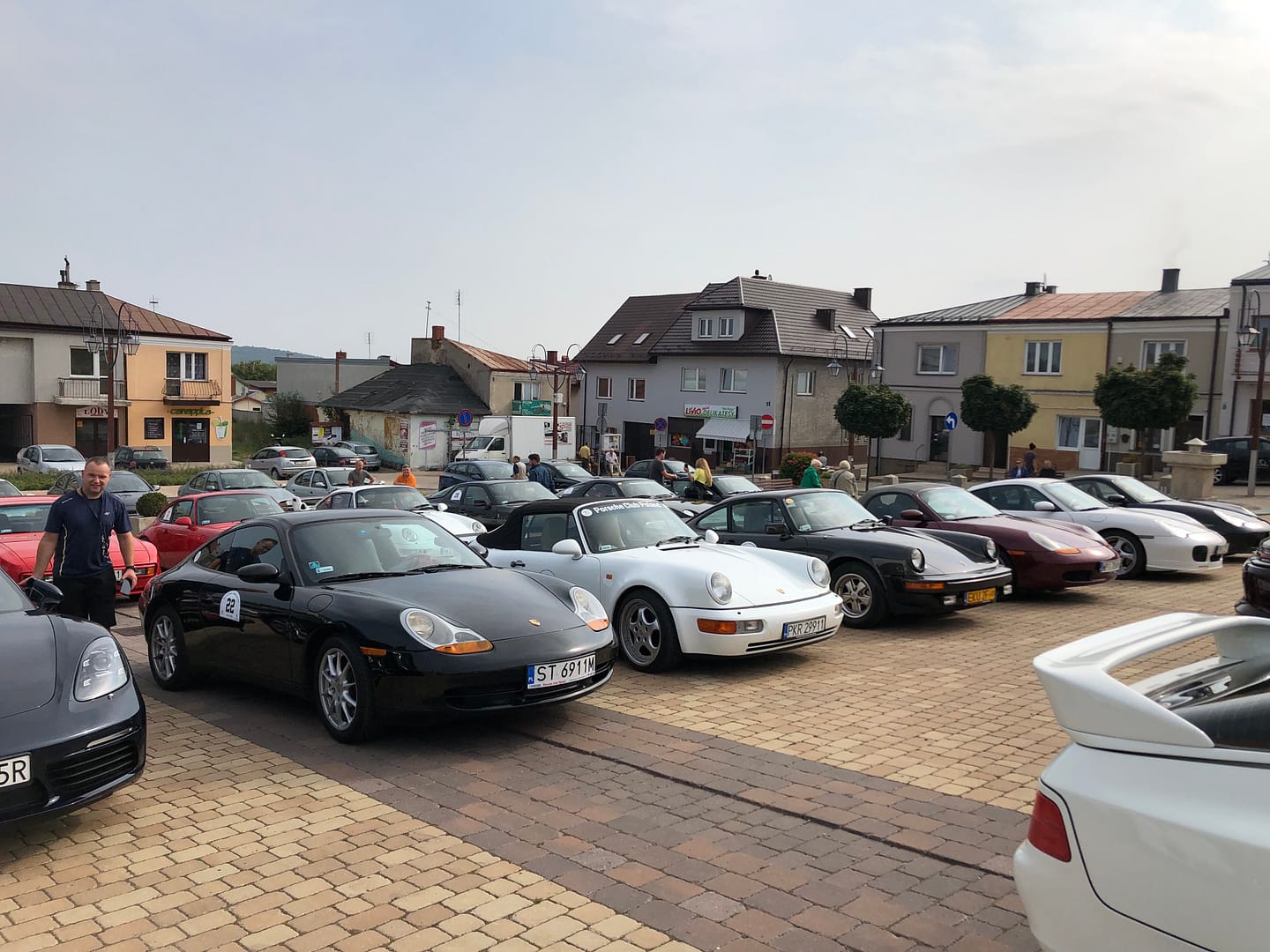 Porsche na rynku w Chęcinach.