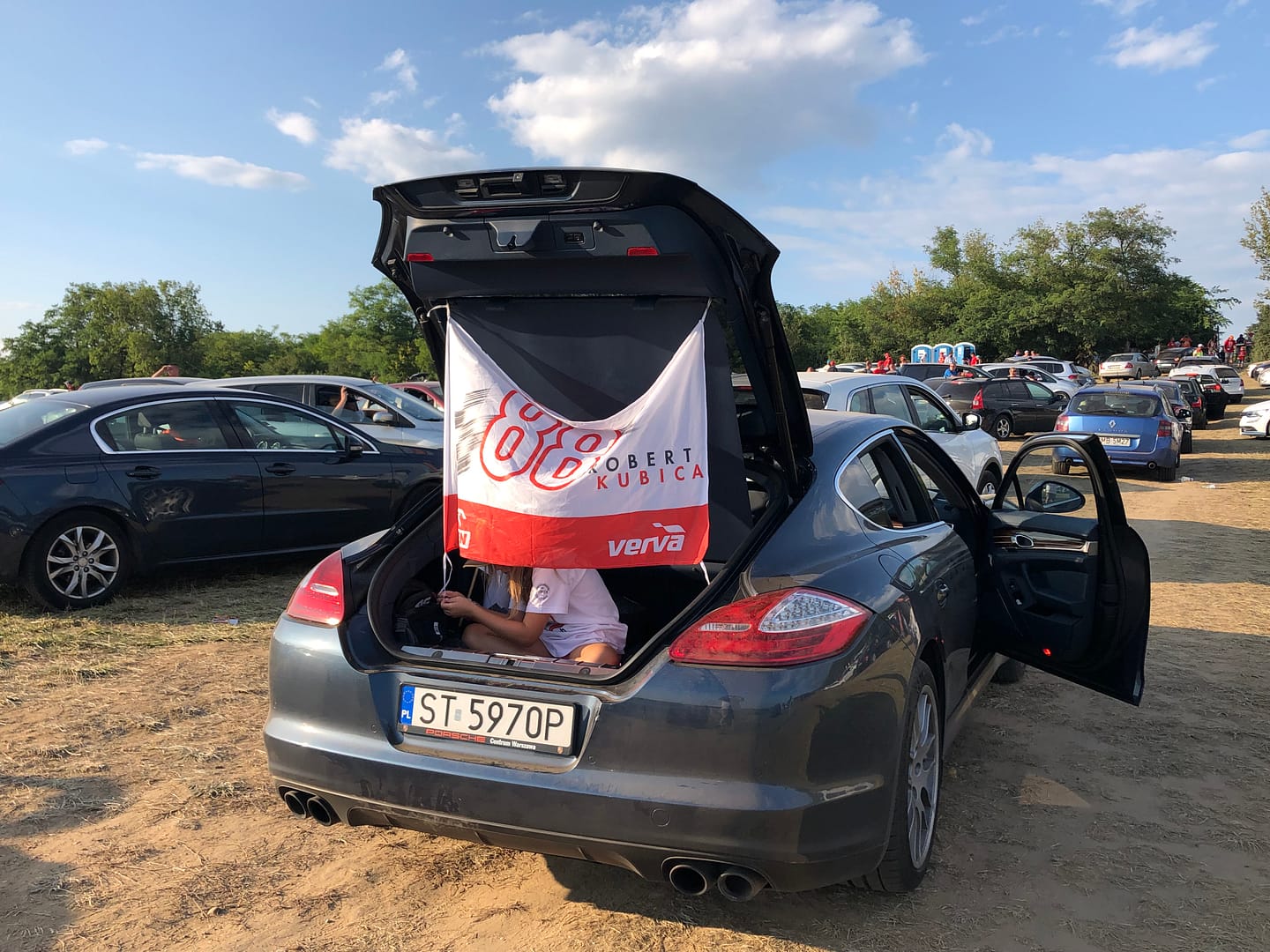 Zuzia kibicuje Kubicy nawet na parkingu.