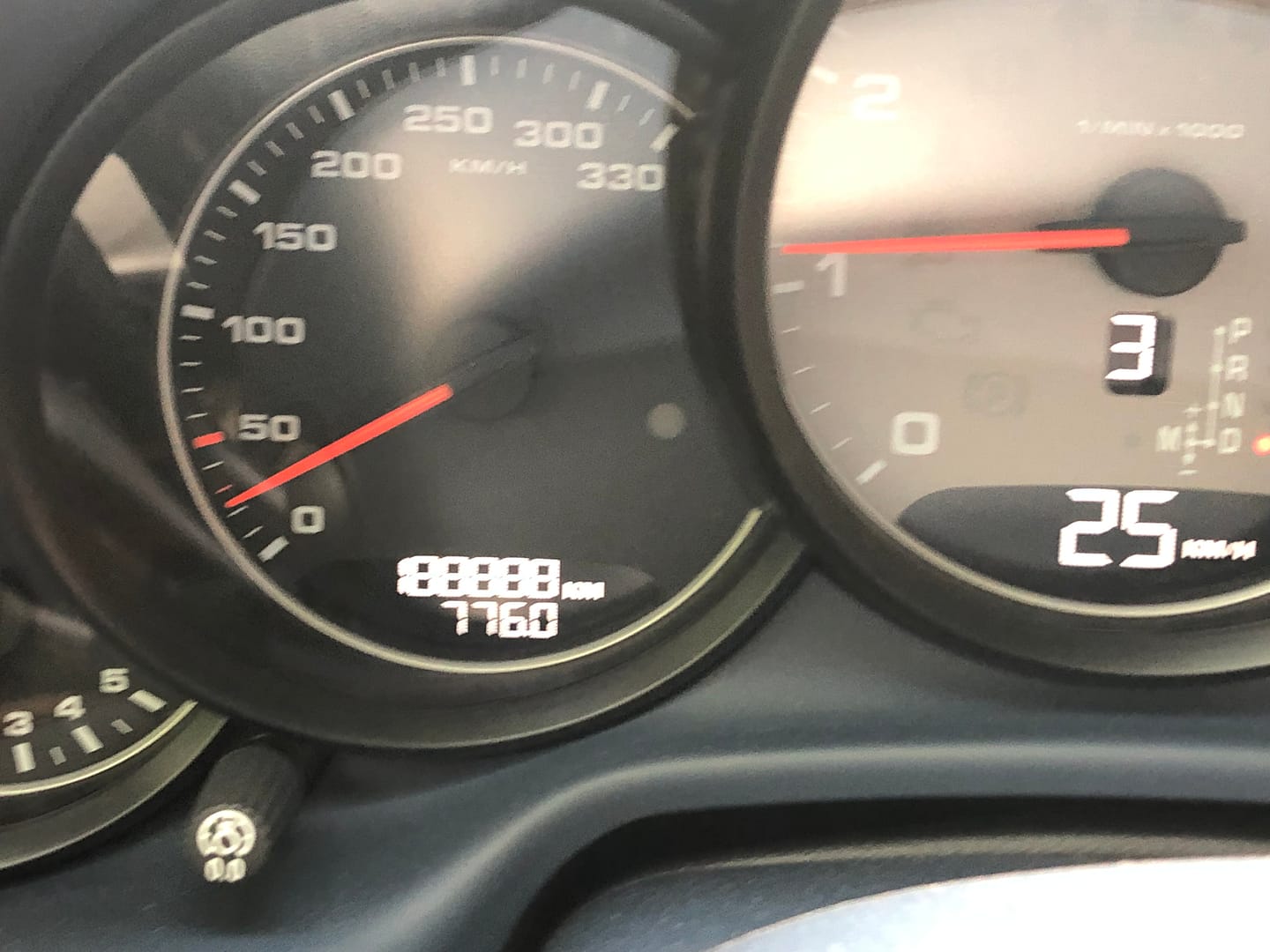 Szczęśliwy przebieg samochodu - prawie same 88888 - jak numer Roberta Kubicy.