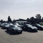 Klubowa tankowanie maszyn przed drogą.