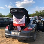 Zuzia kibicuje Kubicy nawet na parkingu.