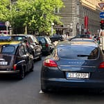 Fiat 500 i Porsche Panamera.