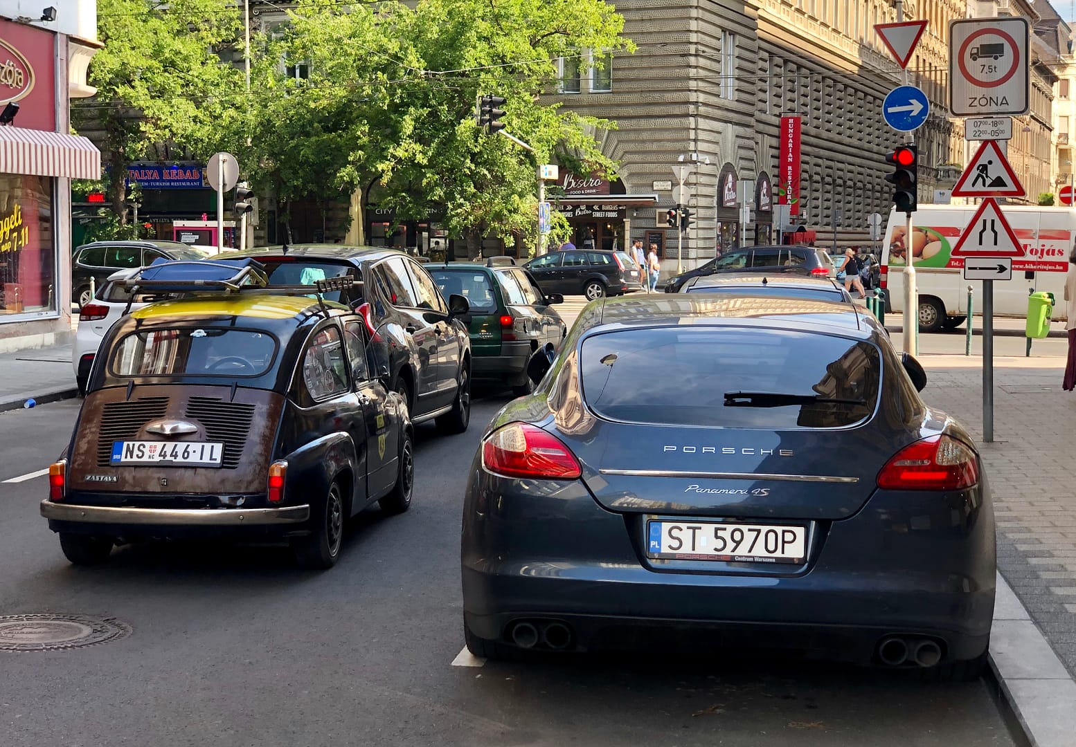 Fiat 500 i Porsche Panamera.