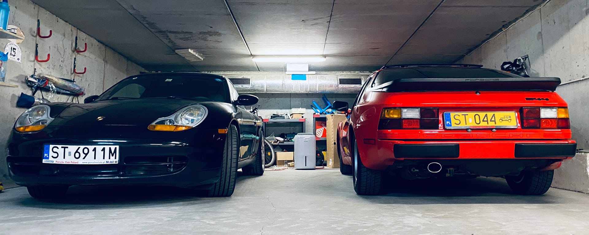 944 z młodszą 911 już w garażu.