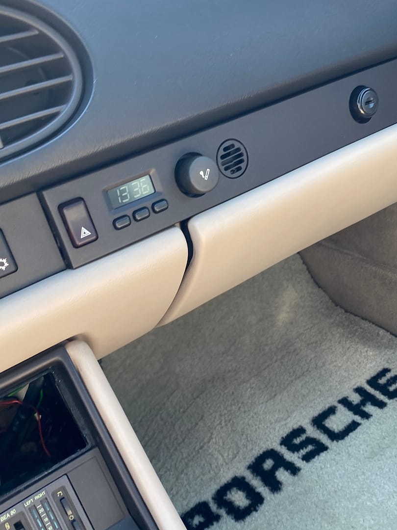 Jasna tapicerka w czerwonej tardze robi robotę.