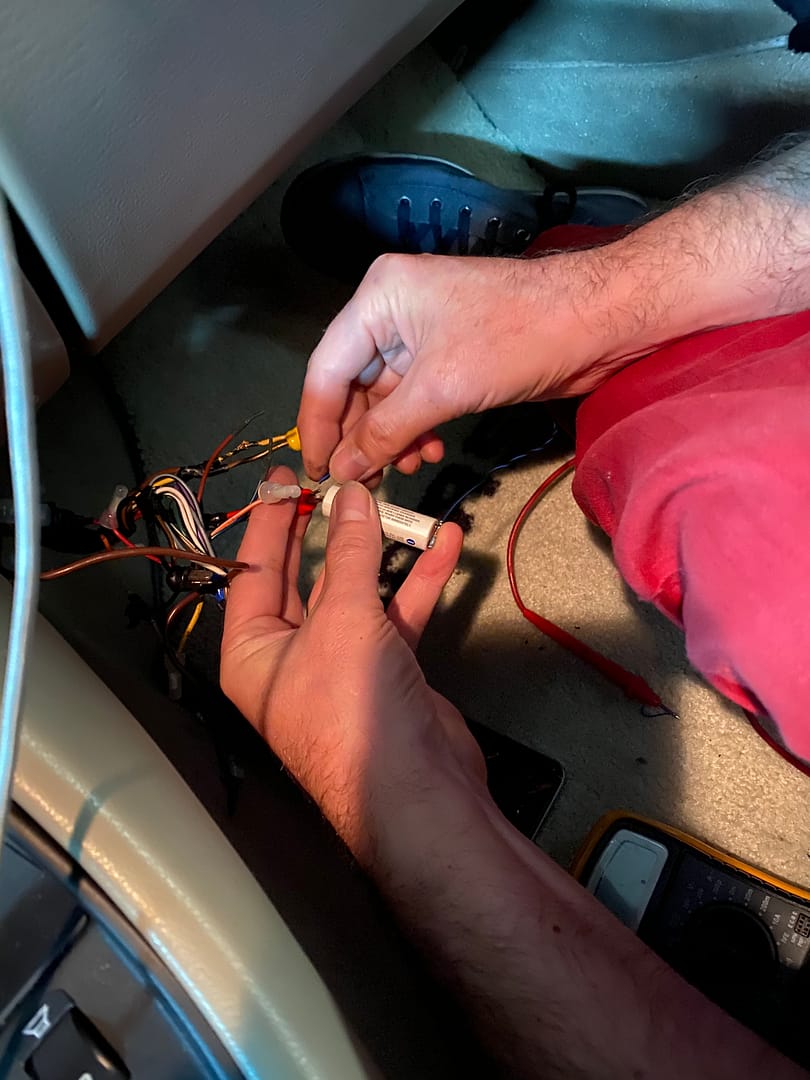 Sprawdzamy bateryjką kanały audio